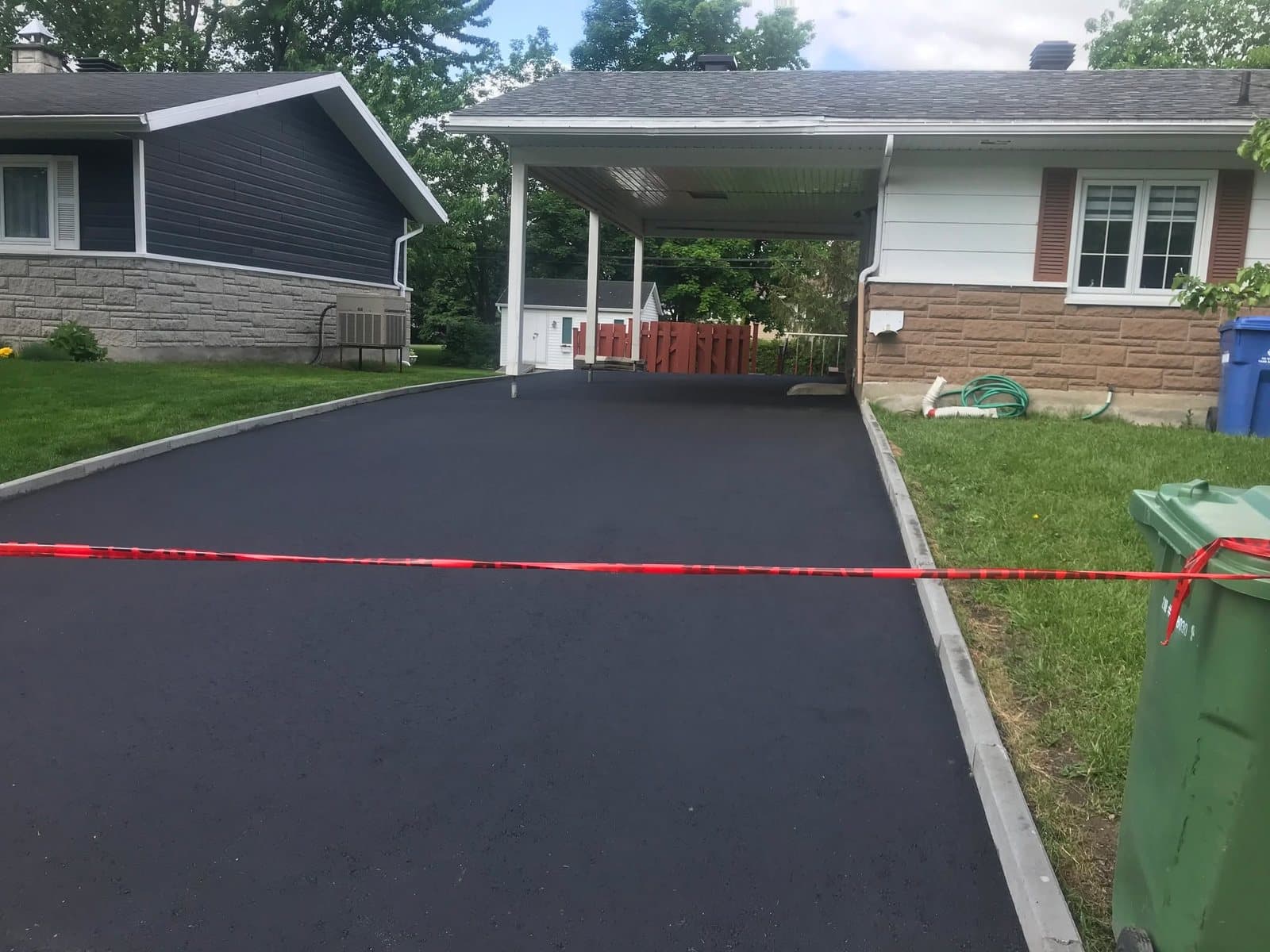 Surface d'asphalte neuve et uniforme, prête à la circulation