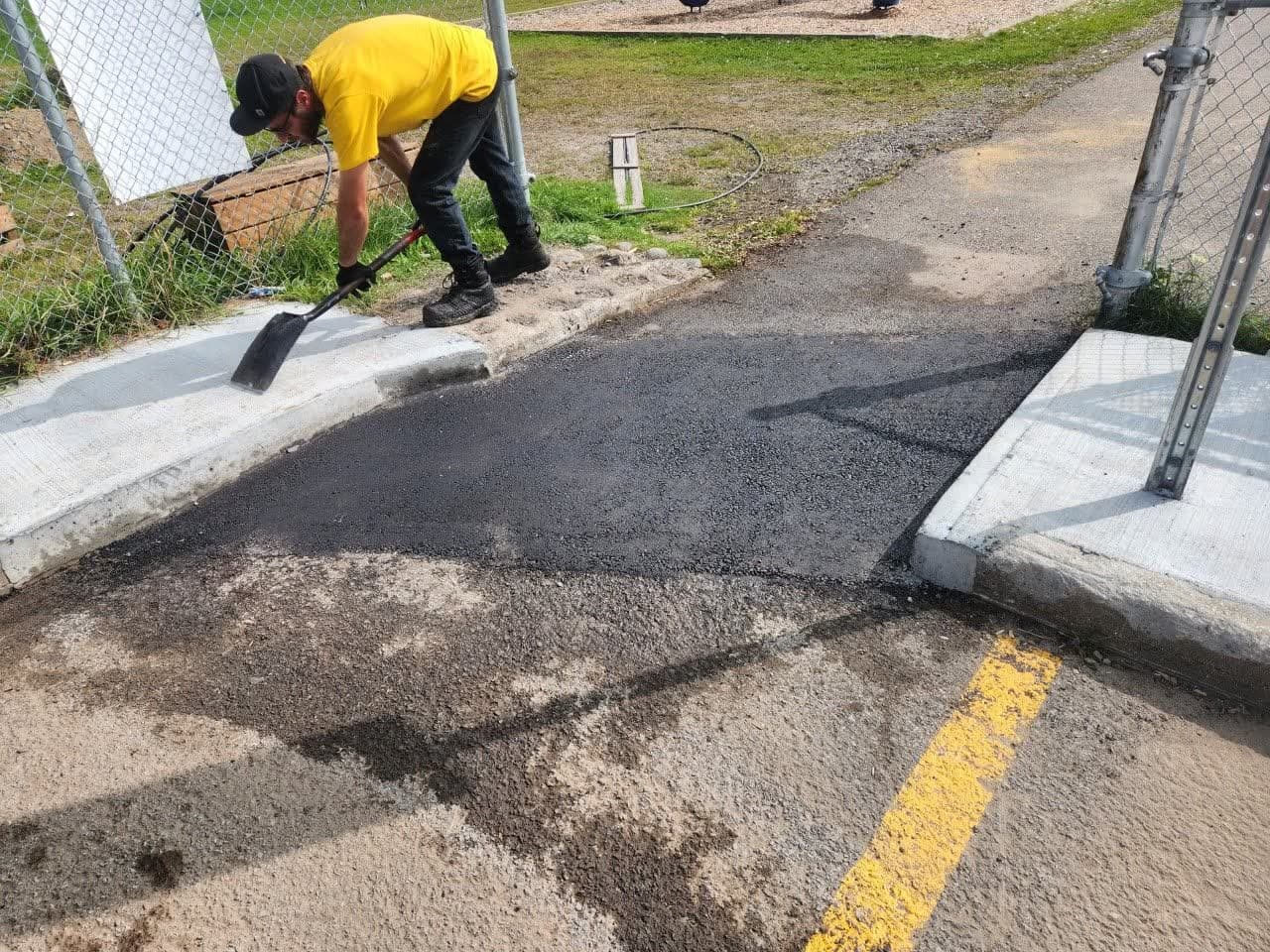 Équipement et matériaux de pavage en place sur un chantier