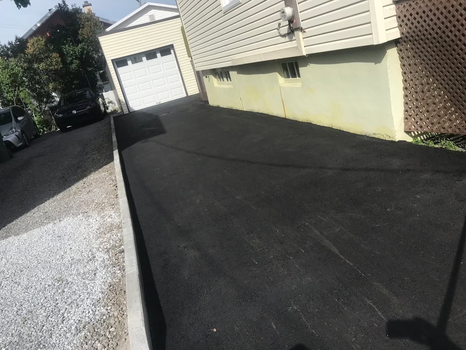 Coupe de chantier montrant les couches : asphalte neuf, fondation granulaire compactée, sol natif