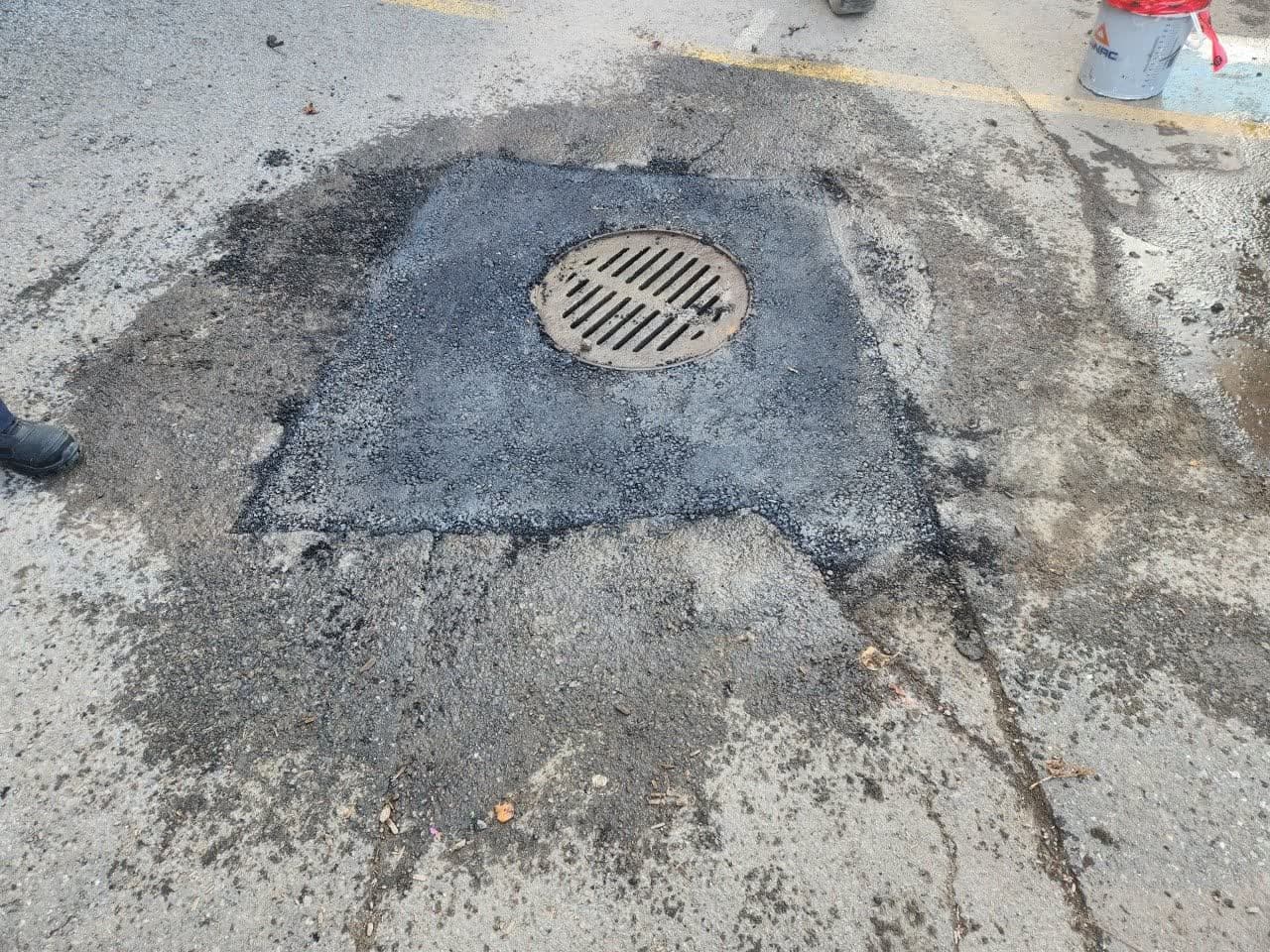Gros plan d'une fissure scellée par produit bitumineux à chaud, surface lisse continue